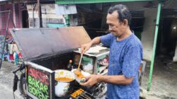 Berjuang di Bawah Hujan dan Panas, Penjual Sate di Aceh Selatan Tetap Teguh Demi Istri dan Anak