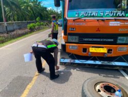 Dua Nyawa Melayang di Bakongan Timur: Mobil Penumpang Tabrak Truk Terparkir di Badan Jalan