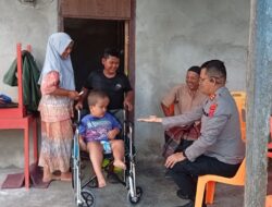 Kapolres Aceh Selatan Serahkan Kursi Roda untuk Ikram, Wujud Kepedulian Nyata Polri