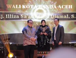 Wali Kota Banda Aceh Illiza Raih Penghargaan Wali Kota Penggerak Inovasi Daerah SMSI Aceh Awards 2026