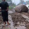 Mobil Double Cabin Tertimpa Batu Longsor di Sawang, Kondisi Pengemudi Belum Diketahui